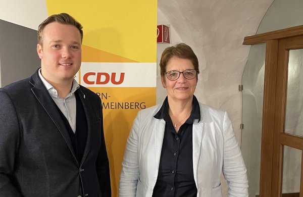 Michael Ruttner von der CDU Horn begrüßt Sabine Beine vom Kreis Lippe bei einer Veranstaltung zum Thema Zuwanderung in Horn. - © CDU Horn