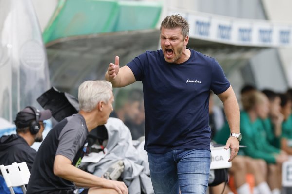 SCP-Coach Lukas Kwasniok (r.) ärgerte sich schon während des Spiels in Fürth über die fehlende Cleverness und das mangelhafte Abwehrverhalten seiner Schützlinge. - © dpa