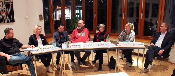 Auf dem Podium: Björn Schröder, Daniela Brenker, Tahssen Smoki, Frank Gockel, Charlotte Niedernolte, Jessica Keitel und Dieter Bökemeier (von links). - © Lippische Landeskirche