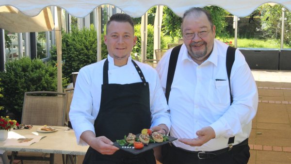 Küchenchef Florian Grönnert (links) empfiehlt den Gästen im Hotel Landhaus Schieder Matjes-Bruschetta. Für seinen Chef Norbert Lange gehört die Fisch-Delikatesse aus Holland fest zum Saisonkalender der Lippischen Land-Wirte. - © Christina Pfrommer