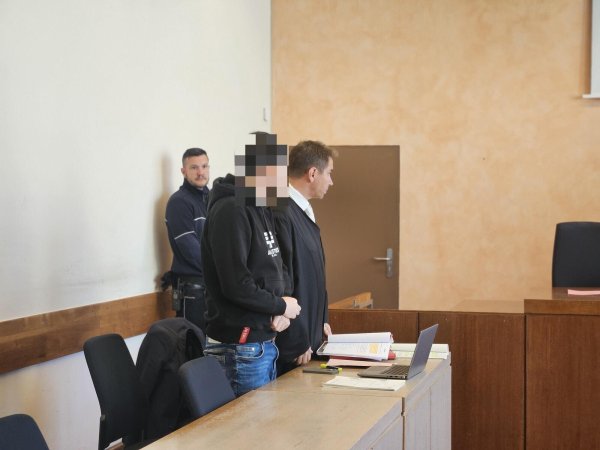 Der Prozess gegen einen Bad Pyrmonter (30) kommt am sechsten Verhandlungstag zu einem Urteil. Verteidiger Torsten Gieseke versucht noch alles, für seinen Mandanten herauszuholen. - © Janet König