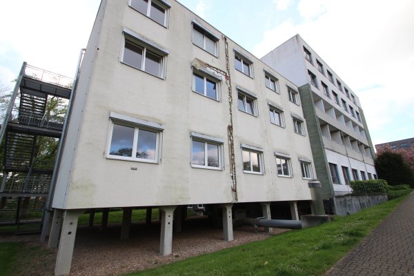 Mitte Januar 2023 hatte es in diesem Bauteil des Krankenhauses Lemgo gebrannt. Das Klinikum Lippe hat von Neubauplänen zunächst Abschied genommen und plant die provisorische Wiederinbetriebnahme der Station. - © Jens Rademacher