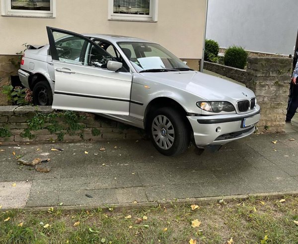 Ein 81-Jährige hat ihren Wagen unglücklich in de Vorgarten eines Mehrfamilienhauses rangiert. - © Polizei Lippe