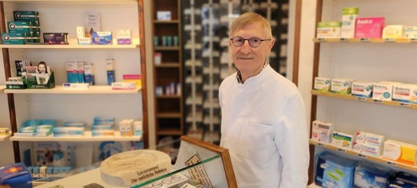 Dr. Ernst Ulrich Ketz geht in den Ruhestand. Ende November schließt die Schloß Apotheke, die er über 45 Jahre führte. - © Katrin Kantelberg
