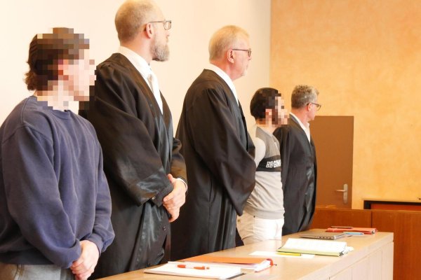 Der 18-jährige Angeklagte (links) an der Seite seines Verteidigers Hendrik Schnelle schweigt bisher. Sein Kumpel (19) - hier an der Seite seiner Verteidiger Johannes Salmen und Dr. Detlev Binder (rechts) - hat das Tötungsdelikt und die Brandstiftung schon zum Prozessauftakt weitestgehend eingeräumt. - © Janet König