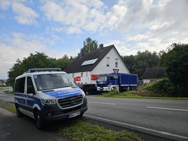 Großes Polizeiaufgebot am ehemaligen Pflegestützpunkt an der Billinghauser Straße in Lage. Hier wurde die illegale Cannabis-Plantage eingerichtet. - © Astrid Sewing