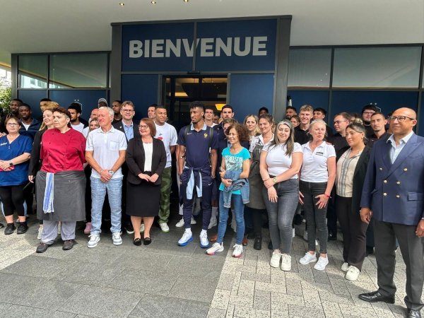 Ein Erinnerungsfoto an die Euro 2024: Das Team des Parkhotel in Bad Lippspringe gemeinsam mit der französischen Nationalmannschaft. - © Best Western Premier Park Hotel & Spa