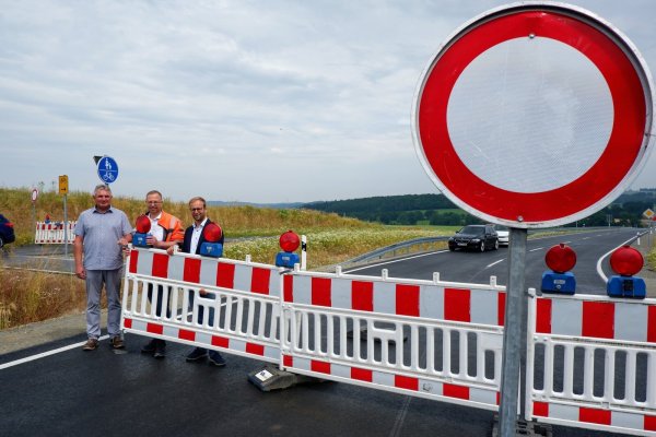 Randolf Büscher (Leiter Straßenmeisterei Schieder, von links), Tobias Fischer (Straßen.NRW) und Bürgermeister Borris Ortmeier stehen vor dem noch gesperrten Teilstück. Nur kurze Zeit später wurden die gut 900 Meter für den Verkehr freigegeben. - © Lorraine Brinkmann