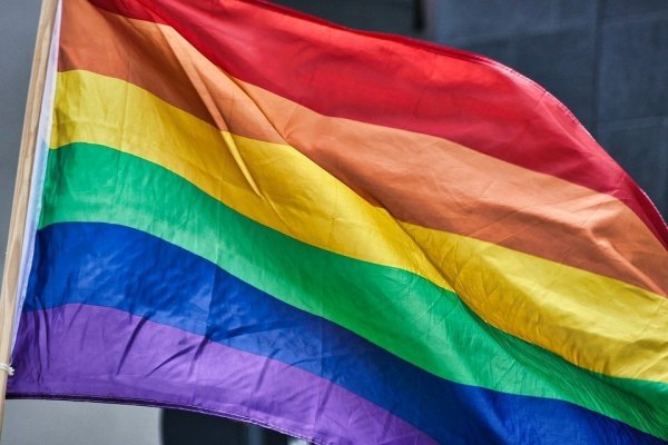 Die Regenbogenfahne soll künftig am Internationalen Tag gegen Homo-, Bi-, Inter- und Transphobie vor dem Lagenser Rathaus gehisst werden. - © Symbolbild: Pixabay