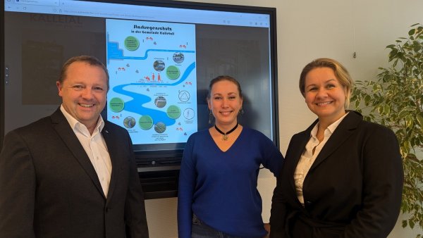 Bürgermeister Mario Hecker, Stadtplanerin Alla Dronova und Fachbereichsleiterin Ewa Hermann (von links) vor der schematischen Darstellung des Starkregeschutzes in der Gemeinde Kalletal. - © Gemeinde Kalletal