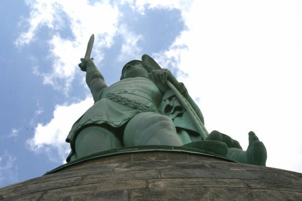Wegen des Hermannslaufes ist das Gelände am Denkmal am Sonntag erst ab mittags geöffnet. - © Archivfoto: Vera Gerstendorf-Welle