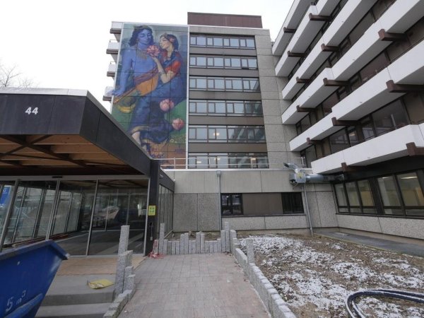 Das Yoga Vidya – seine Fassade ziert das hinduistische Götterpaar Radha und Krischna – steht ab sofort nicht mehr unter Quarantäne. Die Stadt hat die Verfügung gestern aufgehoben. - © Jost Wolf