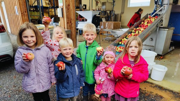 Der Nachwuchs vom Montessori Kinderhaus war beim Mosten im Kalletal dabei. - © Montessori Kinderhaus