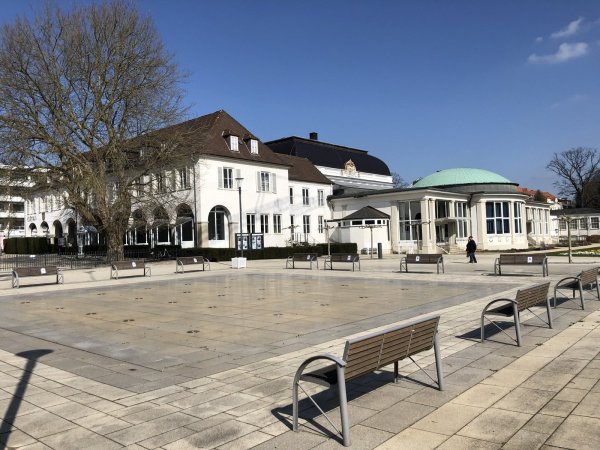 Das Kurhaus kann wegen mangelhaften Brandschutzes aktuell nicht genutzt werden. Die Stadt plant, es zu einem modernen Kongress- und Veranstaltungszentrum umzubauen. Ob der aus den 1950er Jahren stammende Anbau (linke Fotohälfte) dafür abgerissen wird oder mitgenutzt werden kann, soll ein Architektenbüro ermitteln.  - © Thomas Reineke