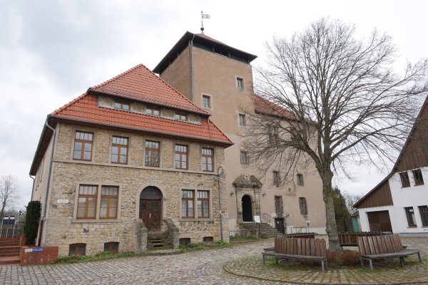 Bei der Burg Horn müssen für 14.000 Euro die Fenster gestrichen werden. 10.000 Euro werden für die mechatronische Schließanlage benötigt. - © Jost Wolf
