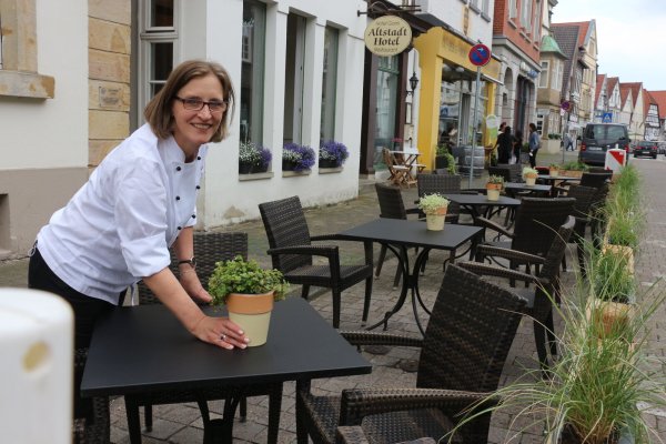 Chefin Michaela Ober vom Restaurant "Stadtgeflüster" freut sich über den neuen "Biergarten". - © Archivfoto: Janet König