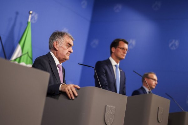 NRW-Innenminister Herbert Reul (v.l.), Ministerpräsident Hendrik Wüst und Justizminister Benjamin Limbach haben jetzt eine Bundesratinitiative vorgestellt. - © Christoph Reichwein