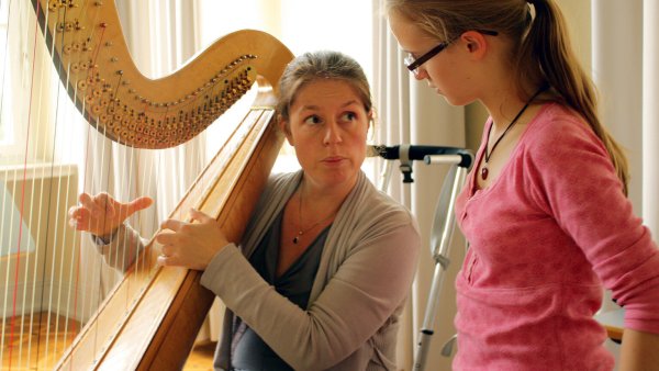 Professor Godelieve Schrama demonstriert Griffe an der Harfe. - © HfM Detmold/Frank Beyer