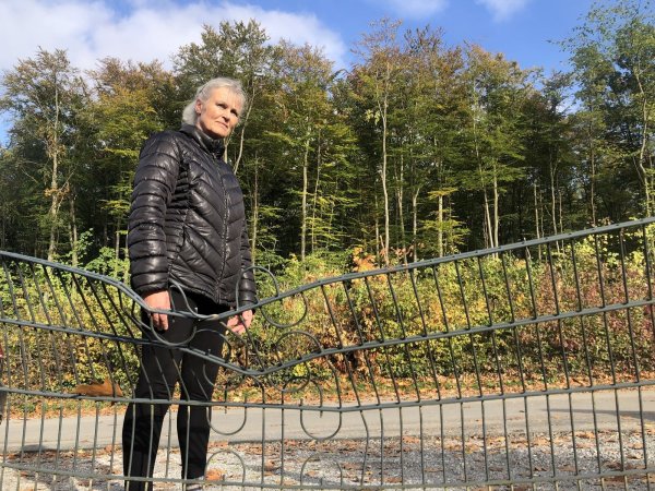 Veronika Luhmann vor ihrem demolierten Zaun an der Fischerbergstraße. Für den Schaden am Auto ist zum Großteil die Versicherung aufgekommen - allerdings die der Familie, nicht die des Landesverbandes. Die Schiederanerin erwägt juristische Schritte. - © Silke Buhrmester