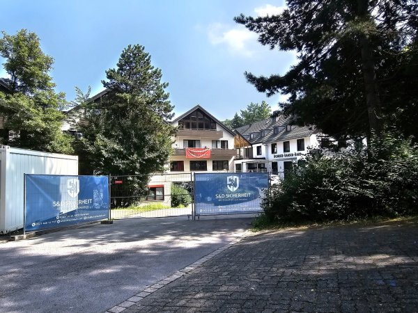 Das Tor im Bauzaun bleibt am Samstag geschlossen - das Fest in der Notunterkunft in Hörste wurde angesichts des furchtbaren Anschlags in Solingen abgesagt. - © Astrid Sewing