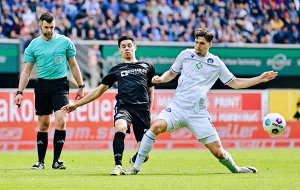 Raphael Obermair, hier im Duell gegen KSC-Stürmer Igor Matanovic (r.), überzeugte in ungewohnter Rolle. - © Besim Mazhiqi