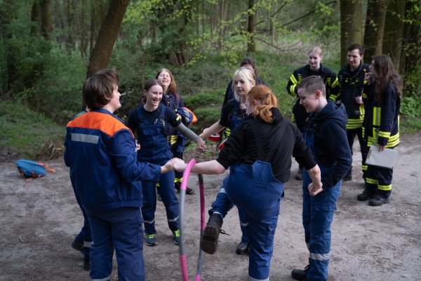 Die Jugendgruppe Bernsen beim Spiel "HulaHoop": An den Händen verbunden mussten die Jugendliche den HulaHoop-Ring innerhlb von drei Minuten möglichst oft durchreichen. - © FreitagTV