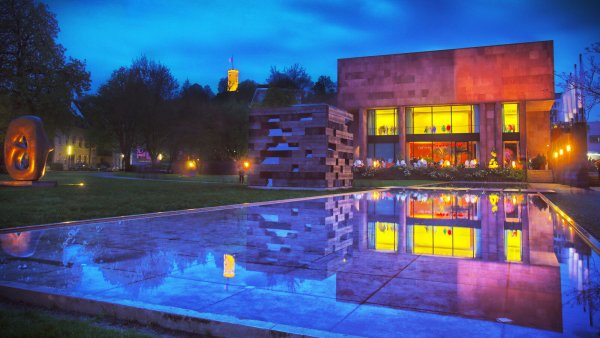 Die Kunsthalle Bielefeld wird bei den Nachtansichten angestrahlt. Ab 2025 wird sie generalsaniert und erweitert. - © Sarah Jonek