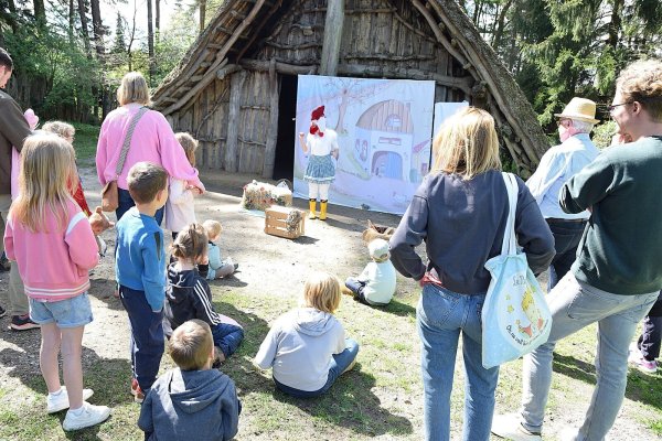 Beim Auftritt des Kinder-Hühnertheaters aus Köln lernen vor allem die jüngsten Besucher, wie Hühner am liebsten baden und welche Leibspeisen sie haben. - © Karin Prignitz