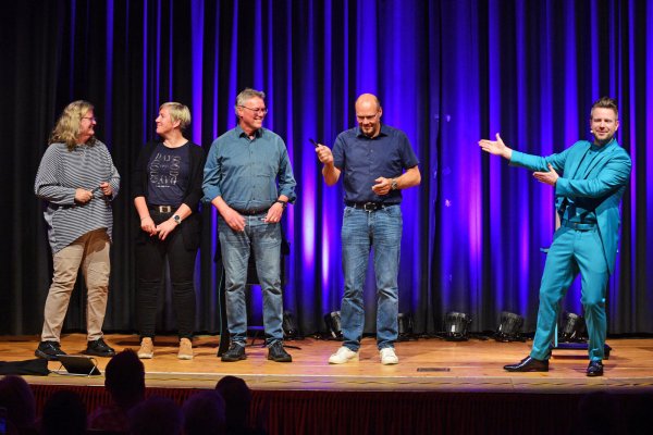 Cody Stone (rechts) steht seit Jahren auf der großen Bühne. In Blomberg entlarvt er zielsicher ausgewählte Gäste als Lügner. - © Nicole Ellerbrake