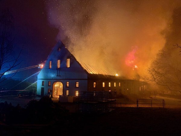 Das Gebäude brannte vollständig nieder. - © Feuerwehr Melle