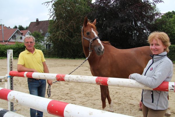 Vorsitzender des Reit- und Fahrvereins Hubertus Eschenbruch Dirk Schlichte, Pferd Anni sowie Tierärztin Dr. Bettina Blume. - © Seda Hagemann
