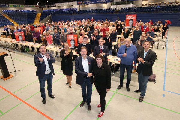 183 Delegierte feiern gemeinsam mit Axel Lehmann den Wahlsieg von Jürgen Berghahn. Ellen Stock gratuliert ihm. Sie ist als Kreisvorsitzende wiedergewählt worden. - © Rainer Brinkmann