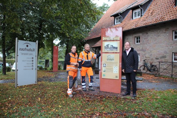 Posieren vor der neuen Infostele: (von links) Niklas Schröder und Marco Prüßner (städtischer Baubetriebshof) sowie Bürgermeister Christoph Dolle. - © Stadt Blomberg