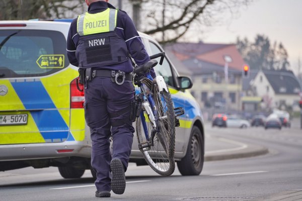 Ein Polizist räumt das demolierte Fahrrad des 11-Jährigen von der Unfallstelle. - © FreitagTV