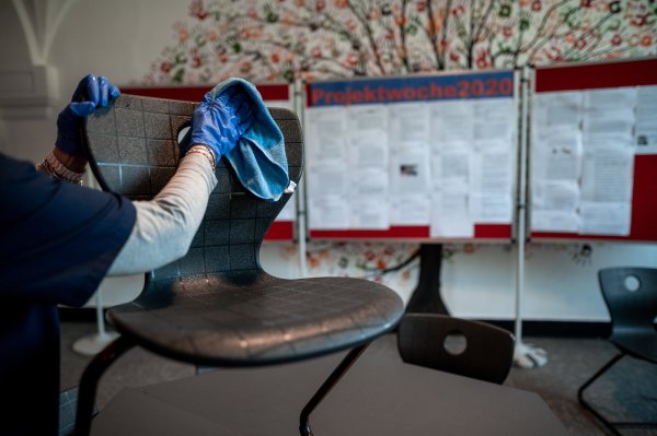 Die Reinigung in den Kalletaler Grundschulen soll gründlicher werden. Dafür wurde ein Konzept erarbeitet. - © Fabian Strauch/dpa