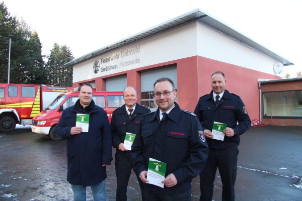Jörg-Henner Koch (Zweiter von rechts) fängt als Koordinator des Stabs für außergewöhnliche Ereignisse bei der Stadt Detmold an. Zusammen mit Stableiter Michael Peuker, Feuerwehrchef Joachim Wolf und stellvertretendem Wachleiter Jens Kölker (von links) präsentiert er den neuen Flyer über "Leuchttürme". - © Jana Beckmann
