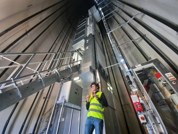 Projektmanager Tim Rose zeigt, wie es im Inneren der Windkraftanlage aussieht. - © Michaela Weiße