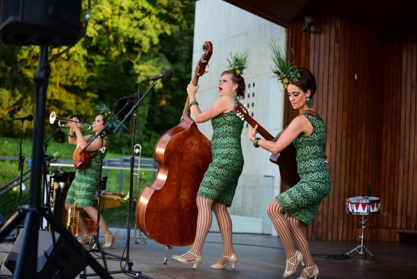 Zwei von drei: Jule Balandat (links) und Tina Werzinger auf der Bühne der Konzertmuschel im Kurpark. - © Nicole Ellebrake