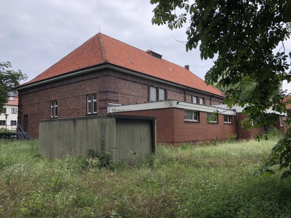 Gegenüber der Rückseite der Festahalle Schötmar liegt die Werre. Dort sollen die Kanutenb künftig die Boote zu Wasser lassen. - © Sven Kienscherf