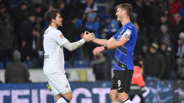 Fabian Klos (r.) begrüßt unter anderem den Keeper von Manchaster City, Stefan Ortega, zu seinem Abschiedsspiel. - © imago images/Team 2