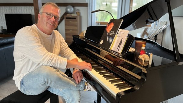 Ingo Dickewied singt am liebsten Udo-Jürgens-Lieder. Am Sonntag bittet er zum Rudelsingen in Lemgo. - © Till Brand