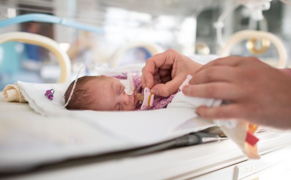 Für die Behandlung Frühgeborener mit einem Geburtsgewicht von weniger als 1.250 Gramm gelten künftig strengere Vorgaben. Doch nicht alle Kliniken müssen sich daran halten. - © picture alliance