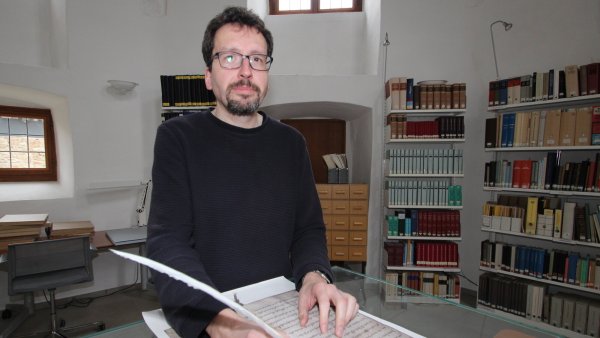 Stadtarchivar Marcel Oeben zeigt eine der großen Federn, mit denen Kinder beim "Tag der Archive" im Lemgoer Rathaus schreiben können. - © Jens Rademacher
