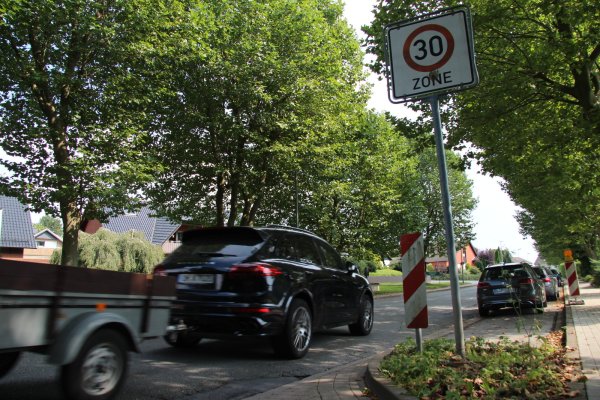 In der Reinickendorfer Straße darf maximal Tempo 30 gefahren werden. Ein Anwohner meint, dass sich die Autofahrer nicht ans Tempolimit halten. Die Polizei stellt kaum Verstöße fest. - © Silke Buhrmester