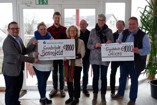 Johann Schick (Freie evangelische Gemeinde), Tanja Stock (Konrektorin Grundschule Bösingfeld), Josa Möller (Jugendreferent Almena) Silvia Genat (Rektorin Grundschule Bösingfeld), Heinz-Gerhard Nölting (Kirchenvorstand Bösingfeld), Christina Wojahn (Rektorin Grundschule Silixen), Bernd Massmann und Manfred Stoller (beide Organisationsteam) bei der Spendenübergabe im Gemeindehaus Silixen. - © Lorraine Brinkmann