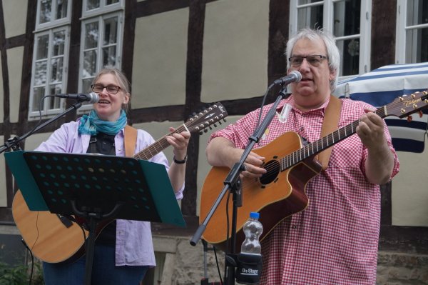 Claudia und Thorsten Kosakewitsch singen stimmungsvolle Lieder im Garten der Begegnungsstätte Schötmar.  - © Jan Christian Pinsch(LZ)