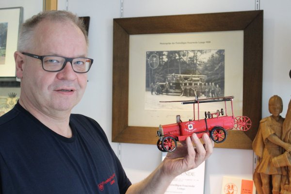 Stadtbrandinspektor Klaus Wegener, Leiter der Lemgoer Feuerwehr, hat in Madagaskar historische Spritzenwagen aus Blech anfertigen lassen. - © Sandra Castrup (LZ)