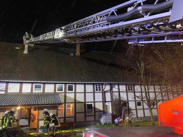 Aufgrund eines Kaminbrands muss mit Hilfe der Drehleiter der Schornstein des Hauses gereinigt werden. - © Feuerwehr Extertal