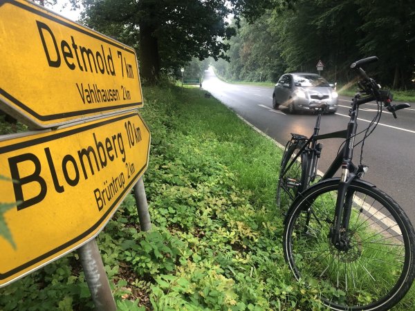 In den Sommerferien komplett dicht, dann für ein ganzes Jahr nur in Richtung Detmold frei: Die Vahlhauser Straße (auf Detmolder Gebiet: Blomberger Straße) zwischen Brüntrup und Niederschönhagen. - © Martin Hostert