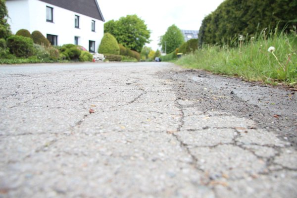 Der Kleine Schratweg liegt noch im Erstausbau vor. Ab August wird die Straße neu gestaltet. - © Katrin Kantelberg